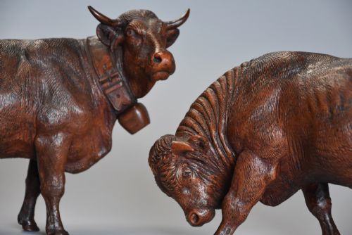 fig 2. Pair of finely carved late 19th century linden wood Black Forest cows, possibly by The Huggler family