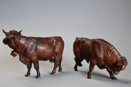 fig 3. Pair of finely carved late 19th century linden wood Black Forest cows, possibly by The Huggler family