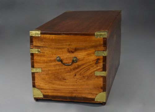 LATE 19TH CENTURY CAMPHOR WOOD TRAVELLING TRUNK OF GOOD PATINA - ADDITIONAL PHOTO 3