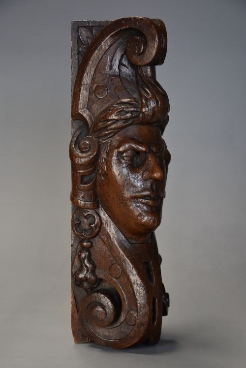 LATE 17TH CENTURY CARVED OAK CORBEL IN THE STYLE OF A MEDIEVAL MAN POSSIBLY CONTINENTAL - ADDITIONAL PHOTO 2