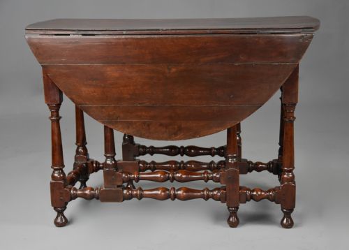 RARE EARLY 18TH CENTURY WALNUT GATELEG TABLE OF FINE PATINA - ADDITIONAL PHOTO 3