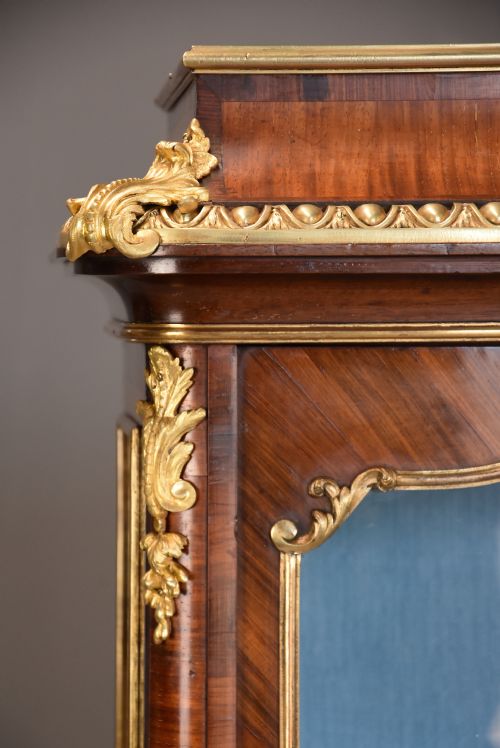 FINE QUALITY MID 19TH CENTURY FRENCH KINGWOOD DISPLAY CABINET WITH ORMOLU DECORATION OF FINE PATINA - ADDITIONAL PHOTO 8