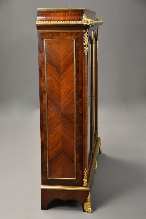 FINE QUALITY MID 19TH CENTURY FRENCH KINGWOOD DISPLAY CABINET WITH ORMOLU DECORATION OF FINE PATINA - ADDITIONAL PHOTO 11