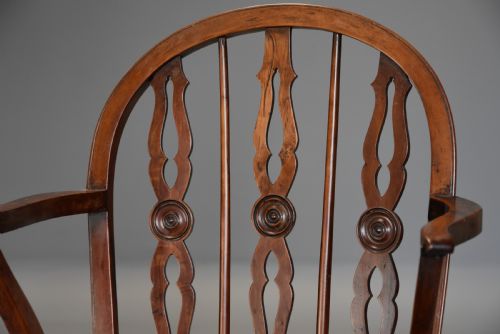 SUPERB 19TH CENTURY YEW WOOD PRIOR LOW HOOP BACK WINDSOR ARMCHAIR OF FINE PATINA - ADDITIONAL PHOTO 4