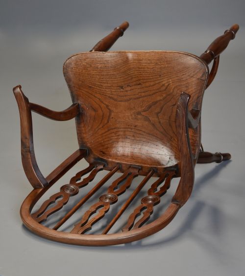 SUPERB 19TH CENTURY YEW WOOD PRIOR LOW HOOP BACK WINDSOR ARMCHAIR OF FINE PATINA - ADDITIONAL PHOTO 6