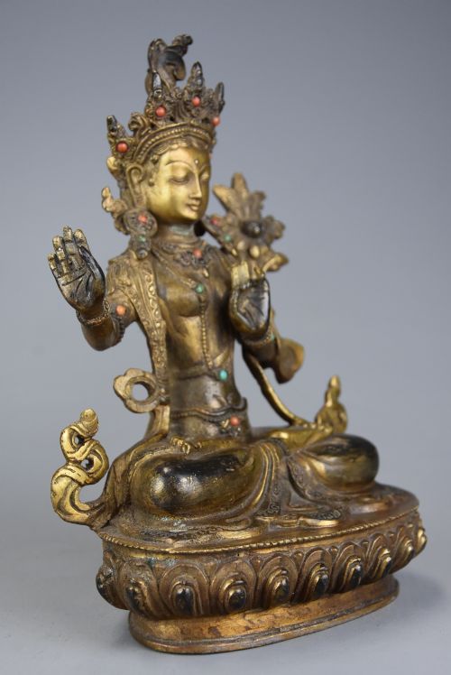 HIGHLY DECORATIVE EARLY 20TH CENTURY CHINESE GILT METAL FIGURE OF BUDDHA - ADDITIONAL PHOTO 4