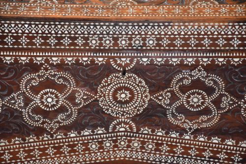 HIGHLY DECORATIVE EARLY 20TH CENTURY HARDWOOD INLAID MOTHER OF PEARL MIDDLE EASTERN TRUNK OR CHEST - ADDITIONAL PHOTO 3