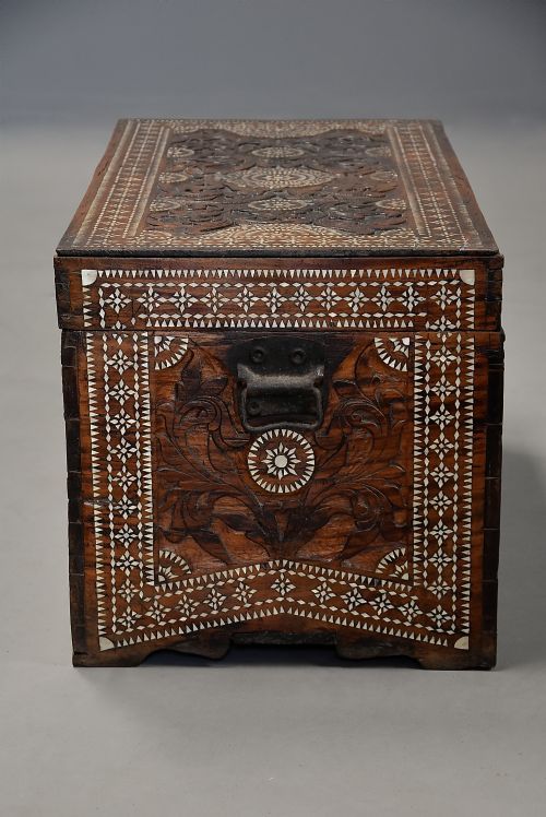 HIGHLY DECORATIVE EARLY 20TH CENTURY HARDWOOD INLAID MOTHER OF PEARL MIDDLE EASTERN TRUNK OR CHEST - ADDITIONAL PHOTO 6