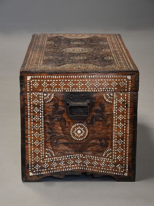 HIGHLY DECORATIVE EARLY 20TH CENTURY HARDWOOD INLAID MOTHER OF PEARL MIDDLE EASTERN TRUNK OR CHEST - ADDITIONAL PHOTO 7