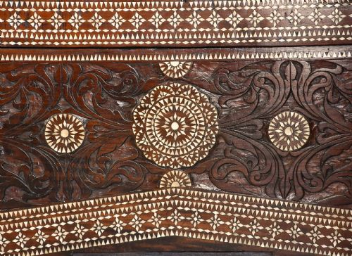 HIGHLY DECORATIVE EARLY 20TH CENTURY HARDWOOD INLAID MOTHER OF PEARL MIDDLE EASTERN TRUNK OR CHEST - ADDITIONAL PHOTO 9