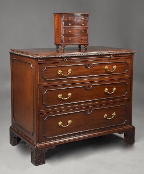 FINE QUALITY LATE 19TH CENTURY MAHOGANY CHEST OF DRAWERS - ADDITIONAL PHOTO 1