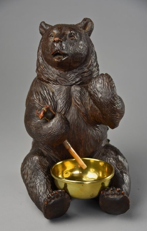 FINELY CARVED 19TH CENTURY BLACK FOREST LINDEN WOOD HUMIDOR OR TOBACCO BOX IN THE FORM OF A BROWN BEAR - ADDITIONAL PHOTO 2