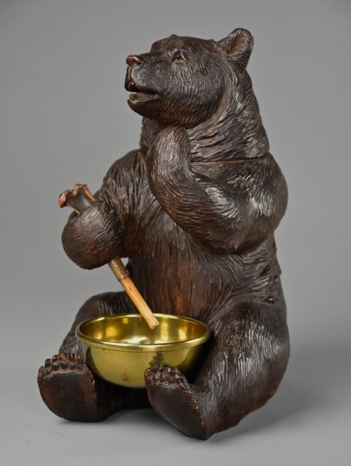 FINELY CARVED 19TH CENTURY BLACK FOREST LINDEN WOOD HUMIDOR OR TOBACCO BOX IN THE FORM OF A BROWN BEAR - ADDITIONAL PHOTO 3