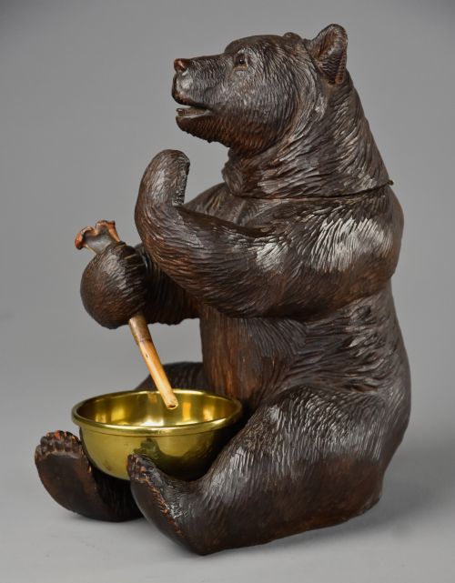 FINELY CARVED 19TH CENTURY BLACK FOREST LINDEN WOOD HUMIDOR OR TOBACCO BOX IN THE FORM OF A BROWN BEAR - ADDITIONAL PHOTO 4