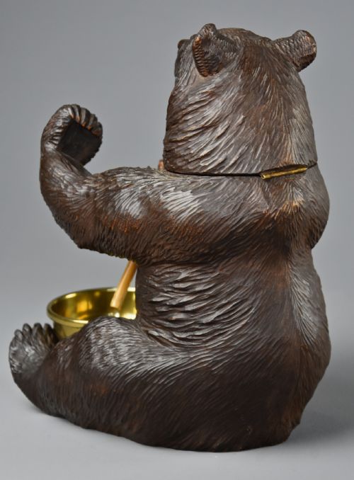FINELY CARVED 19TH CENTURY BLACK FOREST LINDEN WOOD HUMIDOR OR TOBACCO BOX IN THE FORM OF A BROWN BEAR - ADDITIONAL PHOTO 11