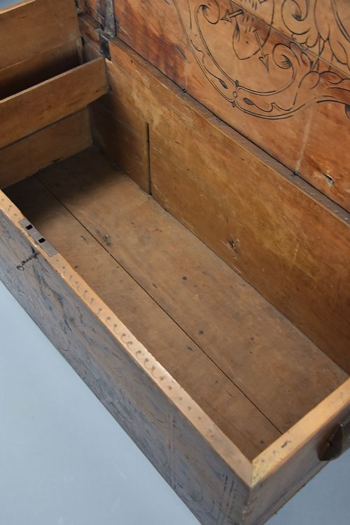 EARLY 17TH CENTURY NORTH ITALIAN CYPRESS WOOD CHEST OF SUPERB ORIGINAL PATINA - ADDITIONAL PHOTO 9