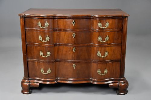RARE LATE 18TH CENTURY CONTINENTAL MAHOGANY COMMODE OF OXBOW FORM OF GENEROUS PROPORTIONS - ADDITIONAL PHOTO 3