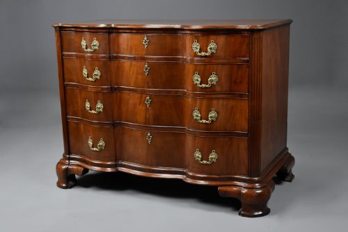 RARE LATE 18TH CENTURY CONTINENTAL MAHOGANY COMMODE OF OXBOW FORM OF GENEROUS PROPORTIONS - ADDITIONAL PHOTO 4
