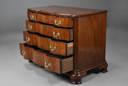 RARE LATE 18TH CENTURY CONTINENTAL MAHOGANY COMMODE OF OXBOW FORM OF GENEROUS PROPORTIONS - ADDITIONAL PHOTO 9