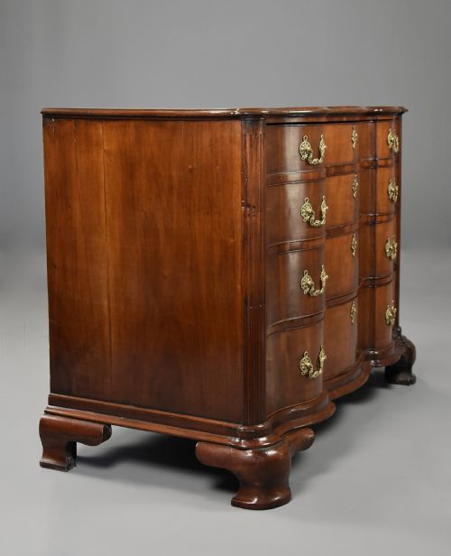 RARE LATE 18TH CENTURY CONTINENTAL MAHOGANY COMMODE OF OXBOW FORM OF GENEROUS PROPORTIONS - ADDITIONAL PHOTO 10