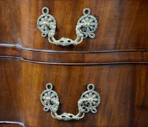 RARE LATE 18TH CENTURY CONTINENTAL MAHOGANY COMMODE OF OXBOW FORM OF GENEROUS PROPORTIONS - ADDITIONAL PHOTO 13