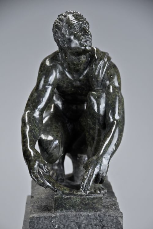 FINELY CARVED 19TH CENTURY ITALIAN GRAND TOUR VERDO PRATO FIGURE OF ARROTINO OR THE KNIFE SHARPENER - ADDITIONAL PHOTO 4