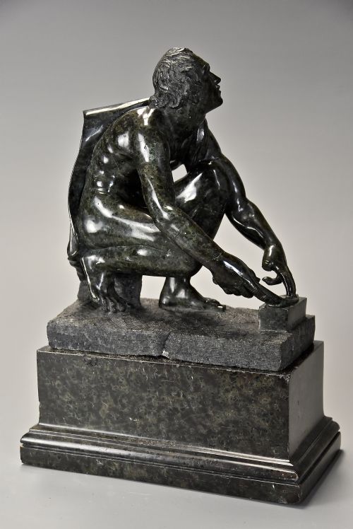 FINELY CARVED 19TH CENTURY ITALIAN GRAND TOUR VERDO PRATO FIGURE OF ARROTINO OR THE KNIFE SHARPENER - ADDITIONAL PHOTO 5
