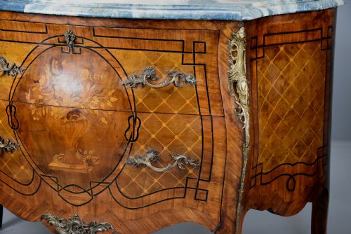 PAIR OF HIGHLY DECORATIVE EARLY 20TH CENTURY FRENCH KINGWOOD BOMBE COMMODES - ADDITIONAL PHOTO 6