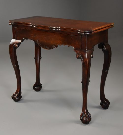 RARE SOPHISTICATED 18TH CENTURY IRISH AMERICAN BLACK WALNUT TEA TABLE OF SUPERB PATINA WITH UNUSUAL INLAID BIRD DESIGN