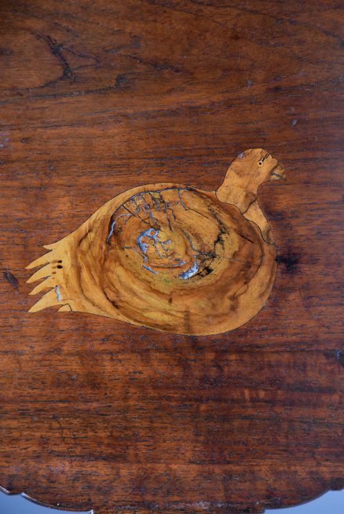 RARE SOPHISTICATED 18TH CENTURY IRISH AMERICAN BLACK WALNUT TEA TABLE OF SUPERB PATINA WITH UNUSUAL INLAID BIRD DESIGN - ADDITIONAL PHOTO 12