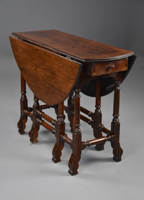 RARE 18TH CENTURY RED WALNUT GATELEG TABLE OF SMALL PROPORTIONS FINE PATINA - ADDITIONAL PHOTO 5