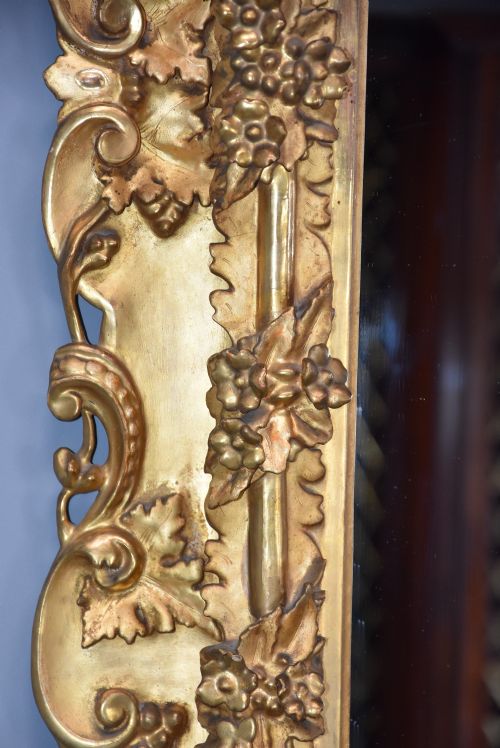 LARGE HIGHLY DECORATIVE MID 19TH CENTURY ITALIAN CARVED GILTWOOD DRESSING MIRROR - ADDITIONAL PHOTO 7