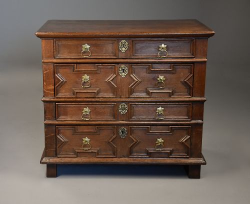LATE 17TH CENTURY OAK MOULDED FRONT CHEST OF DRAWERS WITH FINE FADED PATINA - ADDITIONAL PHOTO 1