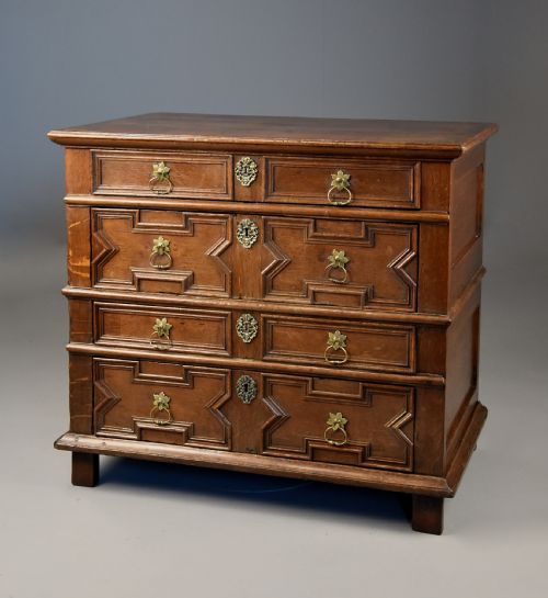 LATE 17TH CENTURY OAK MOULDED FRONT CHEST OF DRAWERS WITH FINE FADED PATINA - ADDITIONAL PHOTO 3