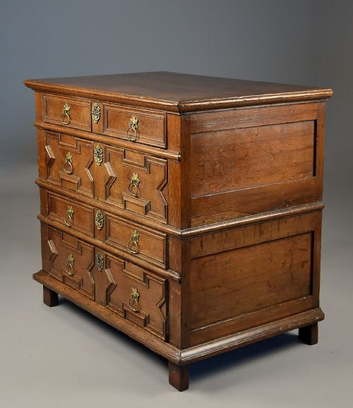 LATE 17TH CENTURY OAK MOULDED FRONT CHEST OF DRAWERS WITH FINE FADED PATINA - ADDITIONAL PHOTO 4