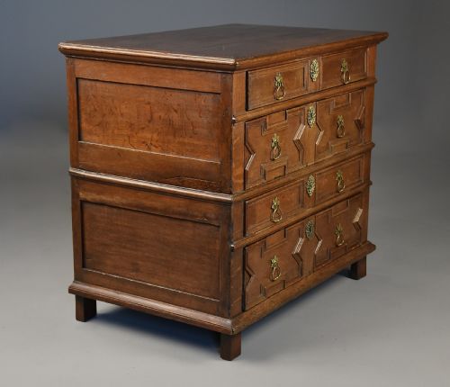 LATE 17TH CENTURY OAK MOULDED FRONT CHEST OF DRAWERS WITH FINE FADED PATINA - ADDITIONAL PHOTO 5