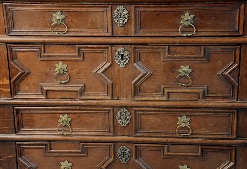 LATE 17TH CENTURY OAK MOULDED FRONT CHEST OF DRAWERS WITH FINE FADED PATINA - ADDITIONAL PHOTO 6