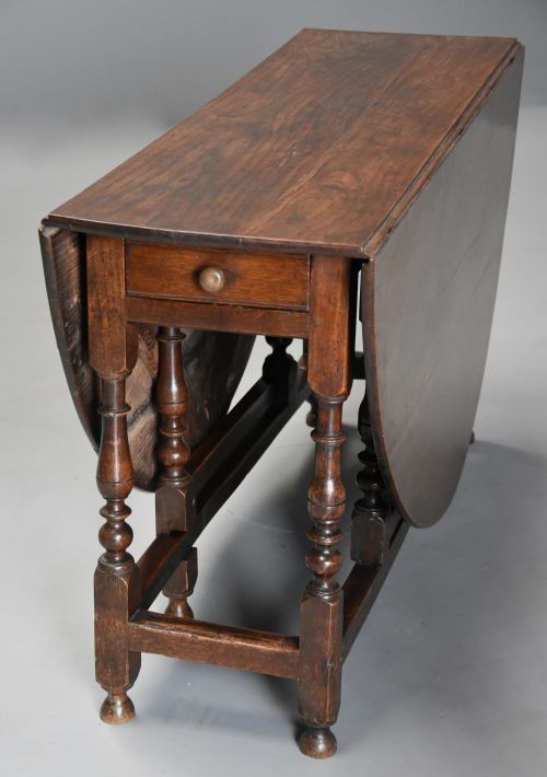 LATE 17TH CENTURY OAK GATELEG TABLE OF GOOD VERSATILE SIZE WITH FINE PATINA - ADDITIONAL PHOTO 7