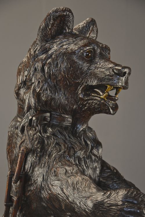 FINELY CARVED LATE 19TH CENTURY BLACK FOREST HALL STAND OF A BEAR - ADDITIONAL PHOTO 9