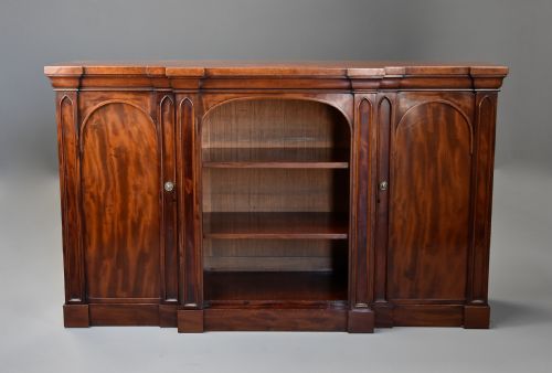 MID 19TH CENTURY MAHOGANY BREAKFRONT BOOKCASE WITH GOTHIC INFLUENCE - ADDITIONAL PHOTO 1