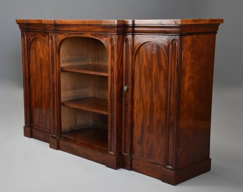 MID 19TH CENTURY MAHOGANY BREAKFRONT BOOKCASE WITH GOTHIC INFLUENCE - ADDITIONAL PHOTO 4
