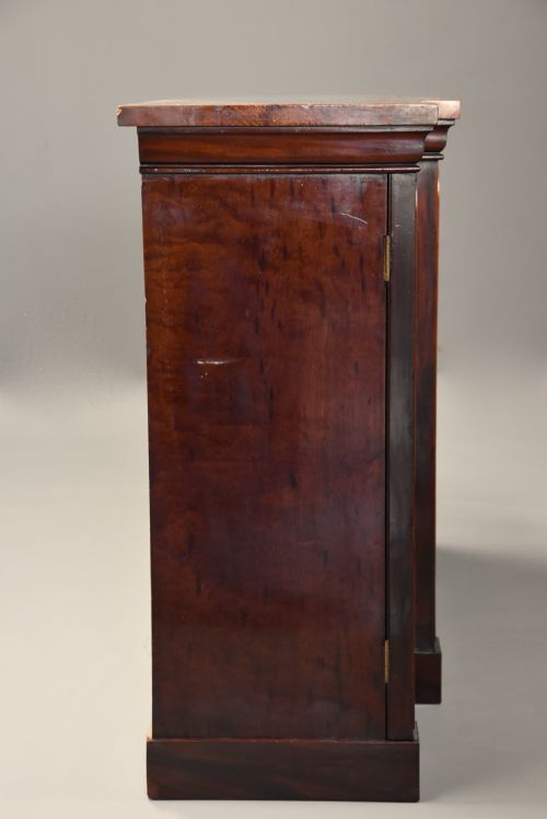 MID 19TH CENTURY MAHOGANY BREAKFRONT BOOKCASE WITH GOTHIC INFLUENCE - ADDITIONAL PHOTO 8