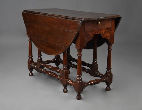RARE EARLY 18TH CENTURY WALNUT GATELEG TABLE OF FINE PATINA - ADDITIONAL PHOTO 4