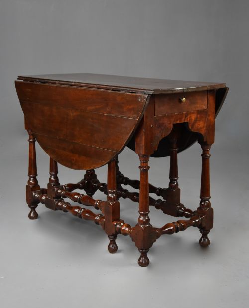 RARE EARLY 18TH CENTURY WALNUT GATELEG TABLE OF FINE PATINA - ADDITIONAL PHOTO 5
