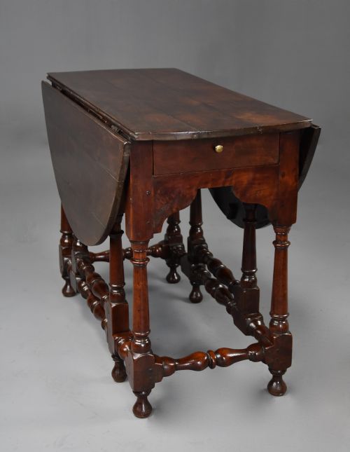 RARE EARLY 18TH CENTURY WALNUT GATELEG TABLE OF FINE PATINA - ADDITIONAL PHOTO 6