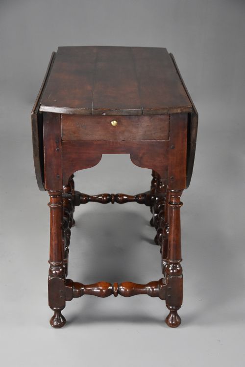 RARE EARLY 18TH CENTURY WALNUT GATELEG TABLE OF FINE PATINA - ADDITIONAL PHOTO 7