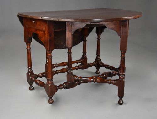 RARE EARLY 18TH CENTURY WALNUT GATELEG TABLE OF FINE PATINA - ADDITIONAL PHOTO 8