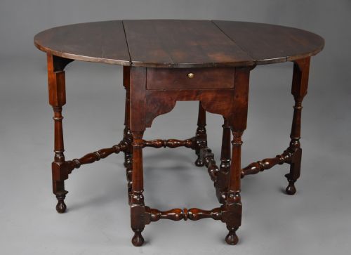 RARE EARLY 18TH CENTURY WALNUT GATELEG TABLE OF FINE PATINA - ADDITIONAL PHOTO 9