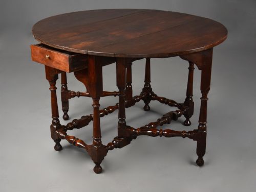 RARE EARLY 18TH CENTURY WALNUT GATELEG TABLE OF FINE PATINA - ADDITIONAL PHOTO 10