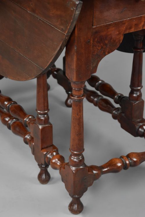 RARE EARLY 18TH CENTURY WALNUT GATELEG TABLE OF FINE PATINA - ADDITIONAL PHOTO 13